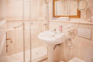 a bathroom with a sink and a shower at Haus am Kiel in Ahrenshoop +25 photos