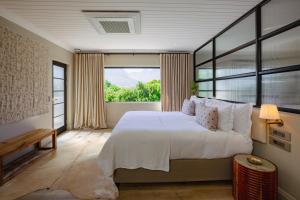 ein Schlafzimmer mit einem großen Bett und einem großen Fenster in der Unterkunft Hemelberg in Stellenbosch + 128 Fotos