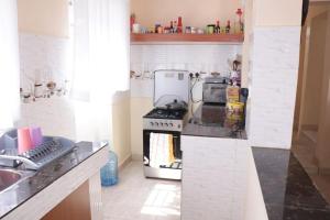 eine Küche mit Herd und Spüle in der Unterkunft Zeph Bnb in Nairobi