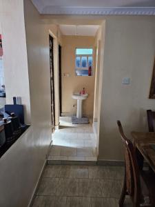 ein Flur mit Waschbecken und Fenster in der Unterkunft Zeph Bnb in Nairobi + 5 Fotos