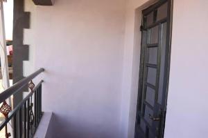 ein Treppenhaus mit einer schwarzen Tür in einem Gebäude in der Unterkunft Zeph Bnb in Nairobi
