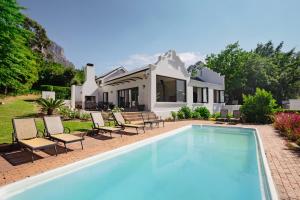 ein Swimmingpool vor einem Haus in der Unterkunft Hemelberg in Stellenbosch