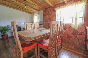 a room with a bed and a table and chairs at Cabañas el Corral del Rayo Huasca in Huasca de Ocampo