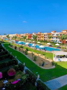 an aerial view of a resort with a swimming pool at بورتو مطروح - القبطان in Marsa Matruh