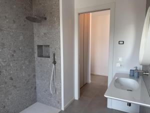 a bathroom with a shower and a sink at Villa Admare - LUX - minipiscina Spa vista mare - Spiaggia inclusa in Numana