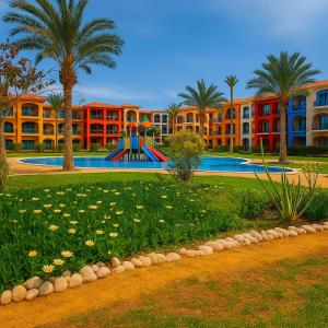 a resort with a swimming pool and a playground at بورتو مطروح - القبطان in Marsa Matruh