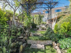 a garden in front of a house at 7 The Cedars in Wotton-under-Edge
