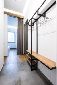 ein Ankleidezimmer mit einer Bank und einem Fenster in der Unterkunft Apartment on Dauksos 18 in Kaunas