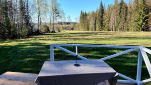 eine Bank steht auf einem Tisch auf einem Feld in der Unterkunft Vildstugan in Björksjön