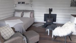 ein Schlafzimmer mit Bett und Holzofen in der Unterkunft Vildstugan in Björksjön