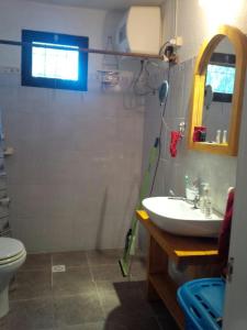 La salle de bains est pourvue d'un lavabo et de toilettes. dans l'établissement Las Palmeras, à Aguas Dulces