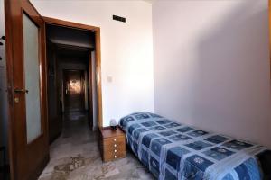 ein Schlafzimmer mit einem Bett und einer offenen Tür in der Unterkunft Students Under 40 - Get 1 Night Free - Book Now in Palermo