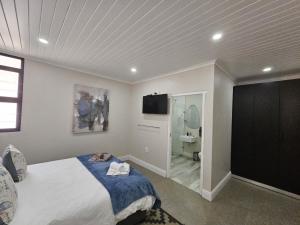 ein Schlafzimmer mit einem Bett und einem Fernseher in der Unterkunft Clanwilliam Accommodation in Clanwilliam + 76 Fotos