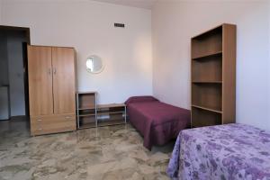 ein Schlafzimmer mit einem Bett, einer Kommode und einem Schrank in der Unterkunft Students Under 40 - Get 1 Night Free - Book Now in Palermo