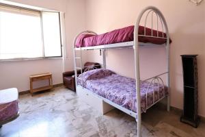 ein Schlafzimmer mit zwei Etagenbetten und einem Fenster in der Unterkunft Students Under 40 - Get 1 Night Free - Book Now in Palermo