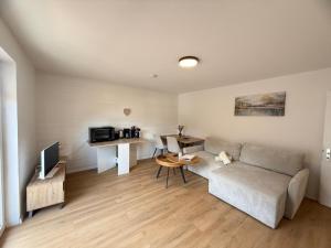 ein Wohnzimmer mit Sofa und Tisch in der Unterkunft Landliebe in Mittenwald