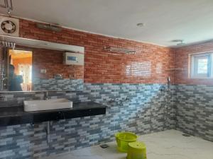 a bathroom with a sink and a mirror at Hotel Pahalgam Villas in Pahalgām