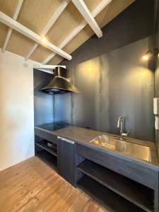 a kitchen with a sink and a ceiling at 海と森と宿 - mina-to - in Futtsu +83 photos