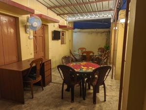 a room with a table and chairs and a kitchen at Evara Stays Backpackers Hostel in Kolkata