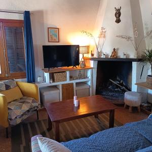 a living room with a tv and a fireplace at Houpla Sol in Manacor