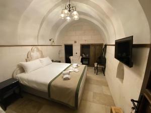 a bedroom with a bed with towels on it at Sevdalı Konakları in Avanos