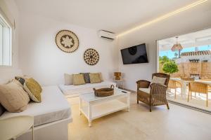 a living room with a couch and chairs and a table at Urbanización El Oasis, 20 Villas en 1ª Línea Playa in Denia