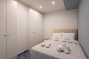 ein Schlafzimmer mit einem Bett, auf dem zwei Handtücher liegen in der Unterkunft Poseidon Girni Sea View Apartments in Paralia Katerinis + 17 Fotos