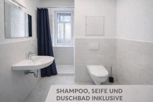 ein Badezimmer mit Waschbecken und Toilette in der Unterkunft Comfycation Gera in Gera
