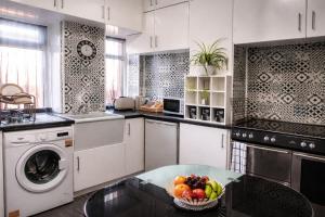 a kitchen with a bowl of fruit on a table at Saphire Apartments Spacious 1 Bed Apartment Sleeps 6 with Free Parking and Garden in Giffnock