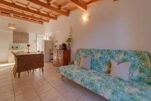 a living room with a couch and a kitchen at Il Boschetto sul Mare - Goelba in Capoliveri