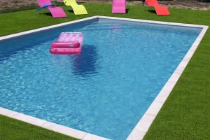 a swimming pool with a toy in the water at La Parenthèse -piscine in Ploemeur