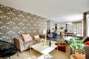 a living room with a couch and a table at La Parenthèse -piscine in Ploemeur