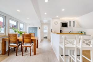 a kitchen and dining room with a table and chairs at Ferienwohnung Feuerbach in Telgte