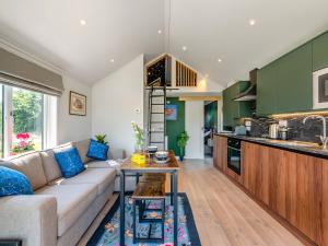 a living room with a couch and a kitchen at Cranbourne Chase Stargazer - Ukc6914 in Pentridge