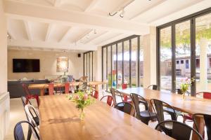 a conference room with tables and chairs and large windows at Casa Rural Las Bengoas in Alesanco