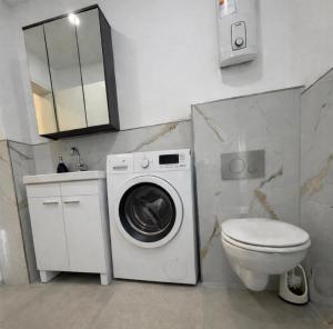 a bathroom with a washing machine and a toilet at Schalke Unterkunft in Gelsenkirchen