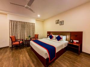 a hotel room with a bed and a table at Zip By Spree Hotels Kolhapur in Kolhapur +34 photos
