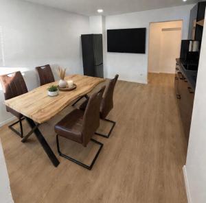 a dining room table and chairs in a living room at Schalke Unterkunft in Gelsenkirchen