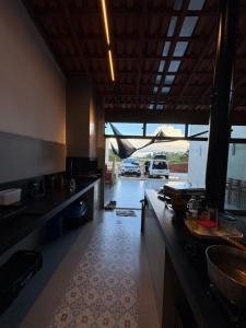a kitchen with a counter and a view of a parking lot at Recanto Gil Viana in Pouso Alegre +1 photo
