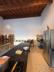 a kitchen with a stove and a refrigerator at Recanto Gil Viana in Pouso Alegre