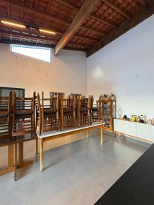 a dining room with wooden chairs and a table at Recanto Gil Viana in Pouso Alegre