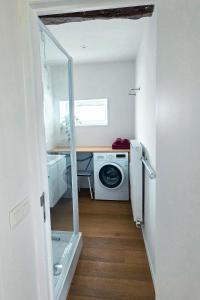 a laundry room with a washer and a washing machine at Cottage des Cerisiers in Lens