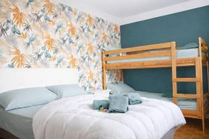 a bedroom with a bed with a bunk bed at Maison 10 personnes 4 chambre 2 sdb in Liourdres