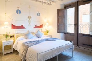 a bedroom with a bed and a window at Casa Rural Las Bengoas in Alesanco