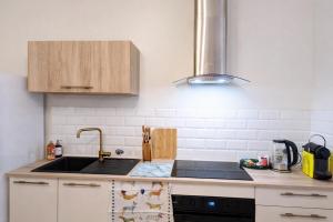 a kitchen with a sink and a stove at L'Atelier des Rêves in Saverne