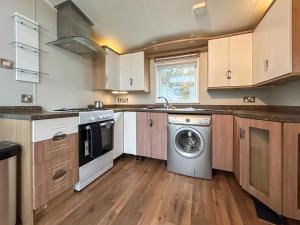 a kitchen with a washer and a washing machine at The Meadow - Uk51411 in Brechin