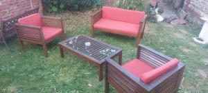 three chairs and a table in the grass at Maison de ville in Rouen