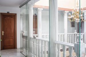una escalera de cristal en una casa con una lámpara de araña en La Casa de los Faroles, en Córdoba