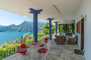 a house with a balcony with a view of the water at Villa Panoramica in Perledo