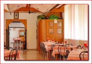 jadalnia ze stołami i krzesłami z różowym blatem w obiekcie Hotel Ristorante Fratelli Zenari w mieście Chiampo